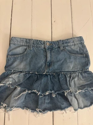 Jeans kjol  - Blå jeans kjol med två volang rader. Bra skick har inte används mycket. Fin och lätt att styla.💕
