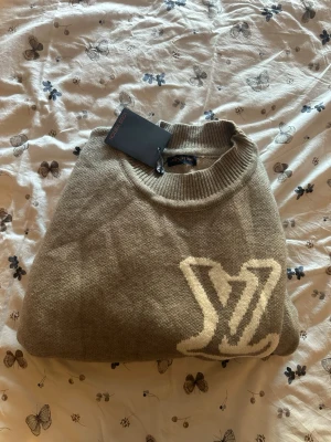 Louis Vuitton Tröja - Helt oanvänd, säljer då den är för liten, Storlek L men liten i storleken så den skulle passa M