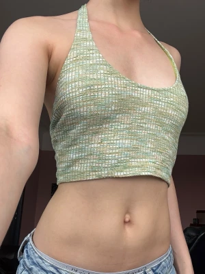 Grön ribbad croppad linnetopp - Jätte söt halterneck top, perfekt för sommaren. Buda gärna priser!!
