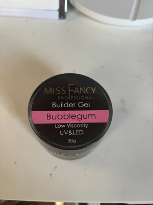 Miss Fancy  - Miss Fancy Professional Builder Gel i färgen Bubblegum är en ljusrosa gel med låg viskositet. Använt den 3 ggr 