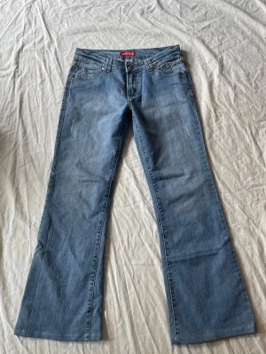 Vintage jeans - Bra skick! Mått: midjemått rakt över 40 grenhöjd 23,5 benöppning 26 innerbenslängd 75cm❤️