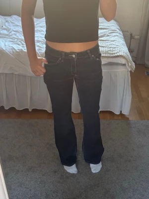 bootcut jeans  - Säljer ett par mörkblå bootcut jeans från A Brand. Low waist. Ca W: 27. L :32. Nypris: 999 kr💓💓