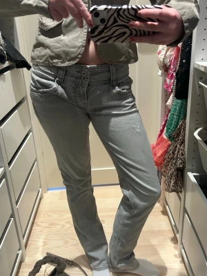 Pepe jeans - Snygga grå jeans med raka ben och klassiska fickor både fram och bak. Jeansen har en normal passform och subtila sömdetaljer på bakfickorna. Perfekta för dig som gillar en enkel och stilren look.