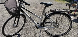 Trek cykel med korg, hjul pump och lås  - Säljer en silverfärgad trek-cykel med svart korg fram och pakethållare bak. Cykeln har en klassisk ram, svart sadel och handtag samt reflexer på hjulen. Perfekt för att ta sig runt i stan eller till skolan. Kommer med en hjul pump och lås.