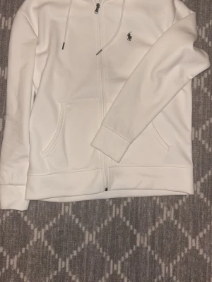 Vit hoodie från Polo Ralph Lauren - Fick i present men verka lite små för mig