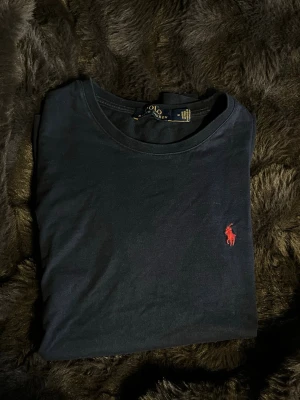Ralph lauren  t shirt - Mörkblå  ralph lauren t shirt med röd logg, sitter ganska så slim fit, storlek Medium. Väldigt bra skick. Passar ungefär S-M