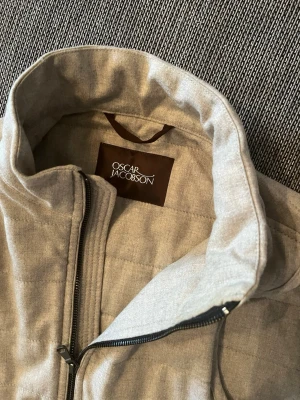 Beige herr väst Oscar Jacobson - Beige herr väst från Oscar Jacobson. Använd men väldigt fint skick. Storlek S. 600kr. Finns i Mölndal och går bra att hämta. Kan också skickas men då står köparen för frakt. 