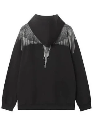 Svart hoodie med vingar på ryggen - Säljer en svart Marcelo Berlon hoodie med tryck av gråa vingar över axlarna och ryggen. Bra passform med huva och ribbade muddar. Perfekt för dig som vill sticka ut med en unik design. Materialet är mjukt och bekvämt, passar till streetwear-stilen. Helt ny aldrig använd, vid frågor eller bilder är det bara att skriva.