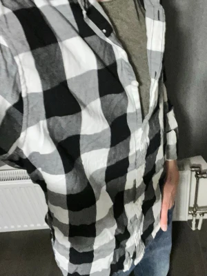 Jack N Jones Skjorta Rutig M - Storlek M. Skön och snygg skjorta. Bara att skriva vid frågor. 