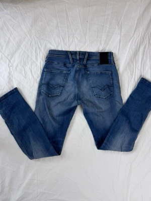 Replay Anbass jeans - Säljer nu ett par Replay Anbass Jeans👖                                                              Storlek: 31/34, Skick: 9/10. Skriv vid minsta fråga, Fraktar alltid inom 24h efter köp📦