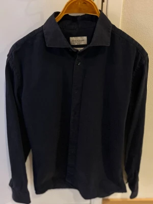 Linneskjorta mörkblå - Mörkblå linneskjorta i storlek medium från märket  Bruun & Stengade. Passar perfekt inför vårdagar och kommande sommar!🔥😎