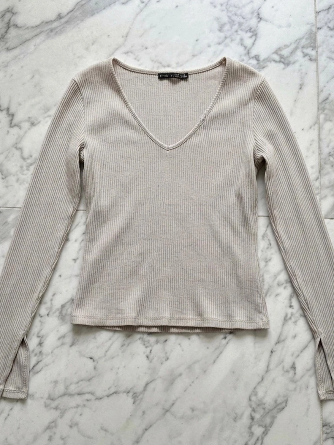 Beige ribbad v-ringad topp