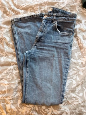 Gina jeans  - Blåa jeans från Gina, dom har en färgfläck på låret som syns på bilden. 