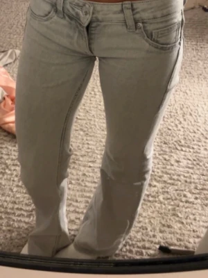 Ljusgrå bootcut jeans - Säljer ett par ljusgrå bootcut jeans med låg midja . Jeansen har en snygg tvätt och raka ben som går ut lite nedtill. Pris kan diskuteras så de är bara att buda‼️