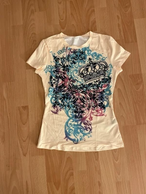 Gul T-shirt med tryck - Helt oanvänd gul T-shirt med tryck. Skulle säga att det är billigt material men väldigt fin utsida! 💐 Är normal i storlek. :)  - Har ni fler frågar så svarar jag gärna på dem 💕