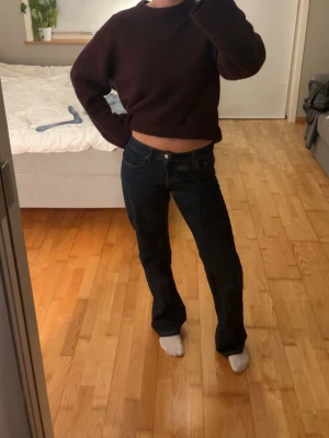 Mörkblå baggy jeans - Säljer mina mörkblå baggy jeans från Zara, kommer aldrig till användning, så bara använda nån enstaka gång. Står ingen storlek i lappen på dem men är i storlek 36. Nypris 400kr