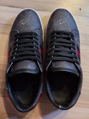 Gucci skor  - Säljer mina gucci tiger skor då jag behöver pengar snabbt😔 strl 44-45 skulle jag säga men de står 46... Nyligen köpta nya använts max 7 gånger typ så som är nästan i nyskick. Ganska bekväma att gå i, riktigt snygga nu till sommarn. Har bara skorna tyvärr😔 0Bs r3pcc hoppas du fattar🙄 den enda nackdelen är att dom har en skada i hälen men det är inte heller när man märker av, jag har löst de med en tejp bit bara fungerar utmärkt.