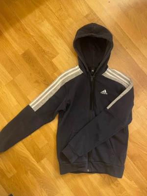 Kofta - Kofta från Adidas. Storlek XS. Bra skick. 