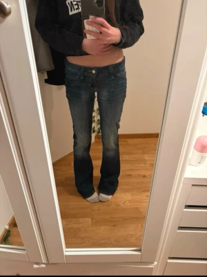 Weekday jeans  - Ett par weekday jeans i strl 25/32, är 167cm som referens och jeansen passar de som är långa och korta. Har aldrig använt de, bara testat!! Köptes för 399kr  
