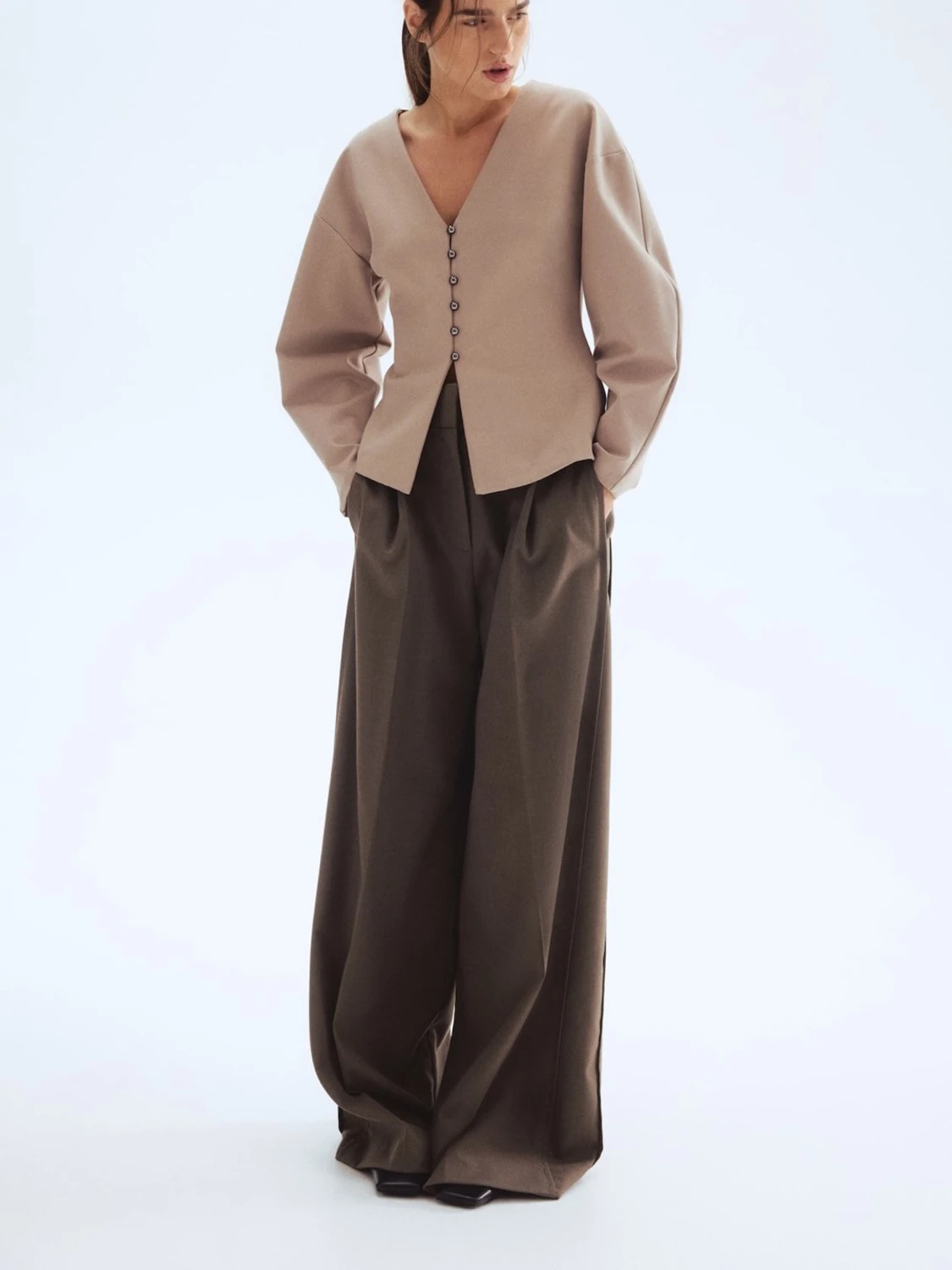 Beige blus med v-ringning och knappar - 1