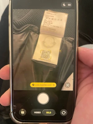 Svart jacka från Moncler - Svart jacka från Moncler med quiltad design och dragkedja framtill. Västen har en clean look och är tillverkad i polyester, perfekt för lager-på-lager under höst och vinter.