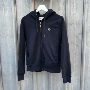Svart hoodie från Morris - Tja! Säljer nu denna riktigt feta Morris zip hoodien. Har inte sätt någon sådan innan så den är ganska sälsyn och unik. Den är perfekt för en lite mer avslappnad stil. Pris kan diskuteras i snabb affär.