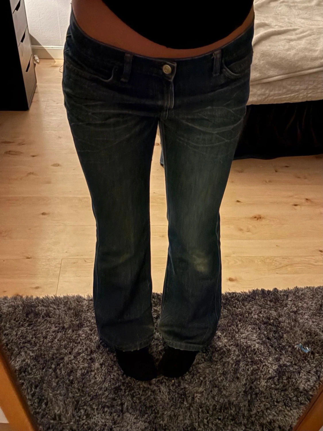 Mörkblå bootcut jeans med låg midja