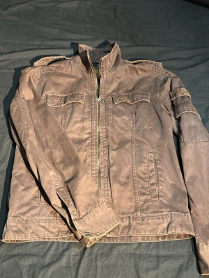 Brun overshirt med dragkedja - Storlek S passar M, saknar knapp på ena ärmen