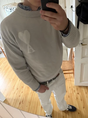 Ami paris tröja - Säljer en riktigt snygg grå ami paris tröja som är i riktigt bra kvalite och skönt material, storlek L och säljer för endast 799! Pm vid funderingar