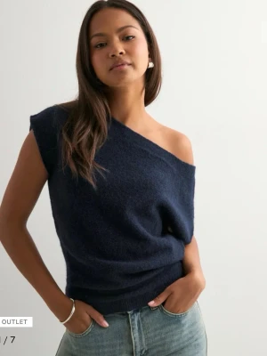 Marinblå oneshoulder topp - Snygg marinblå stickad topp med oneshoulder-design. Endast använd en gång. (Lånade bilder för det var för mörkt för o fota). Nypris: 299kr. 