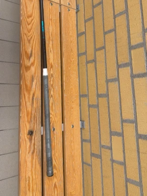 Svart Evolab unihoc 29 flex - Säljer en svart innebandyklubba med grått grepp och svart blad. Skaftet är rakt och har en vit tejpdetalj nära greppet. Perfekt för dig som gillar innebandy och vill ha en stilren klubba. Flex 29