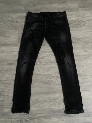 Dondup George Jeans - Tja säljer nu dessa feta gråa jeans i storlek W31 ifrån dondup (modell George) för endast 899kr! Skriv i dm vid funderingar! Priset är ej hugget i sten!🙌