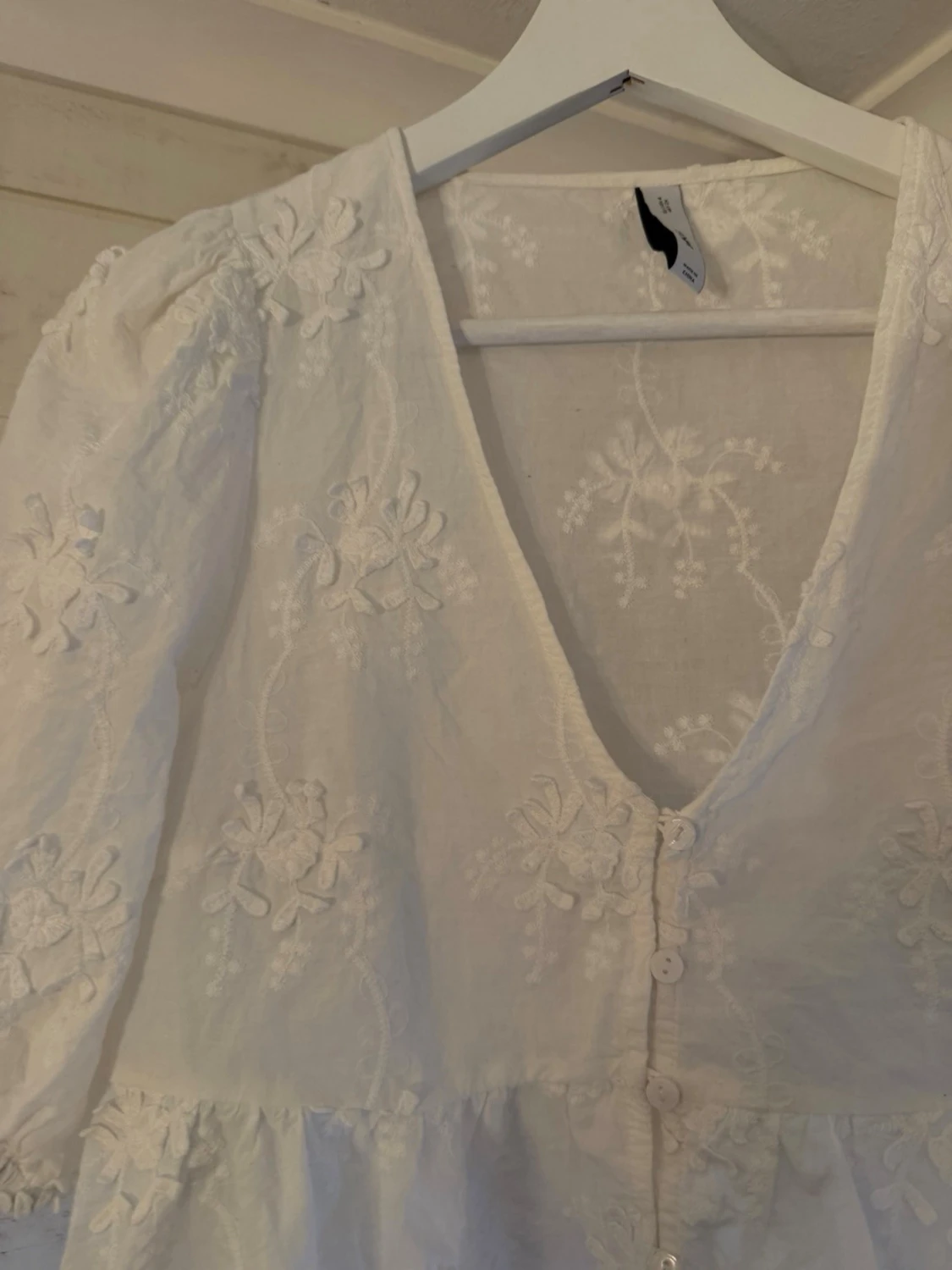 Vit blommig blus med volang - 1