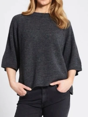 Grå oversized stickad tröja - Mysig grå stickad tröja med bred halsringning och korta, vida ärmar. Oversized passform som ger en avslappnad look. Perfekt att slänga på sig över ett linne eller t-shirt för extra lager. Köpt från lager 157, använts flitigt och är lite nopprig🩶