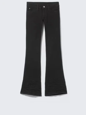 Svarta bootcut jeans från Cheap monday  - Svarta bootcut-jeans från Cheap Monday. Stretchigt material med tajt passform över höfter och lår som sedan går ut i en utsvängd bootcut-modell nedtill. Klassisk femficksdesign och logga bak i midjan. Stilrena och lätta att matcha till både vardag och fest. 🖤
