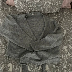 Stickad omlott topp  - Omlott topp i grå stickat material från even and odd, använd men inga defekter! (Bilderna är inte från mig men jag kan alltid skicka)