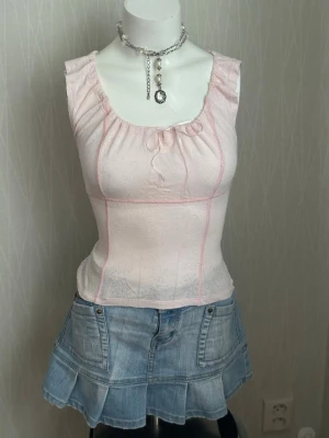 Ljusrosa milkmaid topp med rosett - Ljusrosa milkmaid topp med rosett