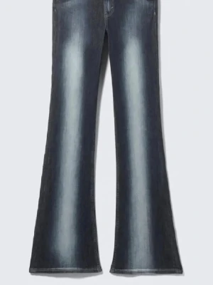 Mörkblå utsvängda jeans - Säljer ett par mörkblå jeans med snyggt slitna detaljer och utsvängda ben. Jeansen har klassisk femficksmodell och är tillverkade i denim med stretch. Perfekta för dig som gillar retrostil och vill ha ett par riktigt statement jeans. Storlek ör 28/32