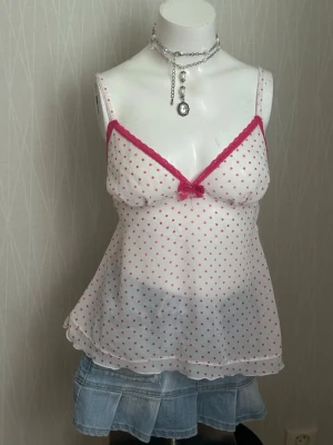 Prickigt rosa och vitt topp - Använd inte med lapparna kvar.