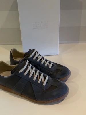  Maison Margiela Gats - Maison margiela GAT skor i färgen grå och är i prima skick. Använda fåtal gånger vid vardaglig användning. Modellen är sällsynt och kommer därmed sälja snabbt. Öppen för prisförslag runt 3400. Kom med frågor😁💫