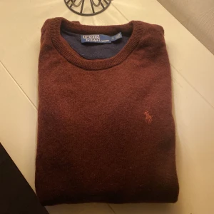 Vinröd tröja från Ralph Lauren - En exklusiv och vinröd tröja från Ralph Lauren i kashmir blandning, mycket fint skick. Nypris 2999.