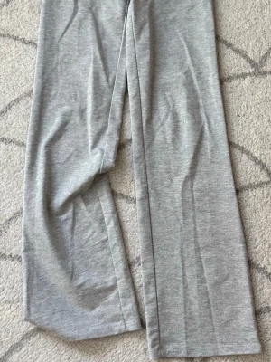 Mjukisbyxor - Sköna utsvängda mjukisbyxor som blivit för små för mig. Lite noppriga i mudden.