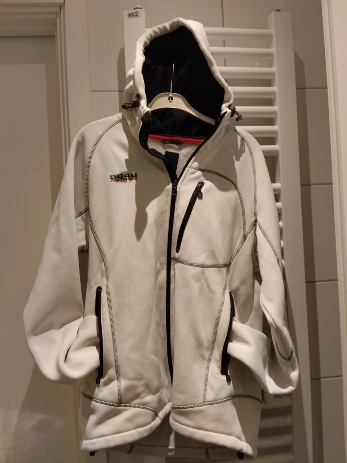 Vit fleecejacka med huva från Craft