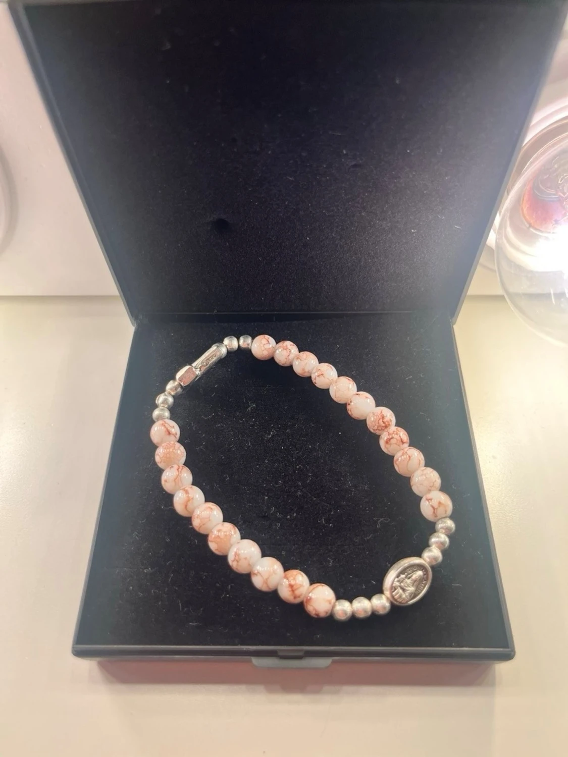 Pärlarmband med rosa och vita toner