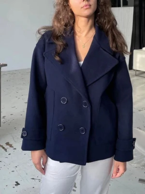 Kappa - Kappa från Design by Si💗Nypris - 800kr med frakt. Säljer för billigare då jag har använt den och den är lite smått nopprig under armarna. Färgen är Marinblå men ser oftast svart ut 