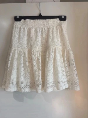 Vit spetskjol (läs beskrivning för storlek!) - Vit spetskjol från Cubus som är helt underbar på sommaren. Den är egentligen i storlek 158/164 (barnstorlek) men den passar även för XXS/XS och S om man inte är lång. Tyvärr är den för kort på mig som är 177cm. Midjebandet är i resår så den är stretchig.