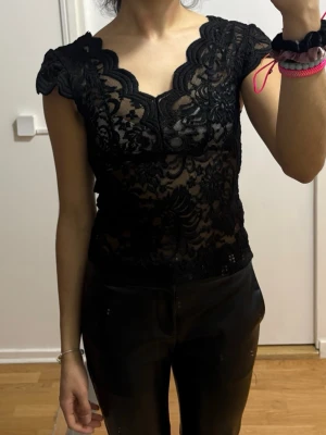 Svart spetsblus med scallopkant - Använd kanske en gång inte min stil 