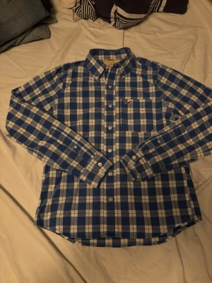 Hollister skjorta - Säljer en Hollister skjorta i fint skick, hör av dig vid fler funderingar. 