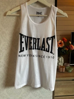 Sport / brottarlinne - Snyggt och fräscht linne med tryck över bröstet. Fint skick och sparsamt använd.   Kolla in i profilen och se om du hittar något du gillar🤩  Jag försöker alltid beskriva skicket tydligt i varje annons. Hundar finns i hemmet! Om du önskar fler bilder, mått eller mer information är du alltid välkommen att skriva. 💌 Jag postar regelbundet, så följ och hjälp mig gärna att rensa💞