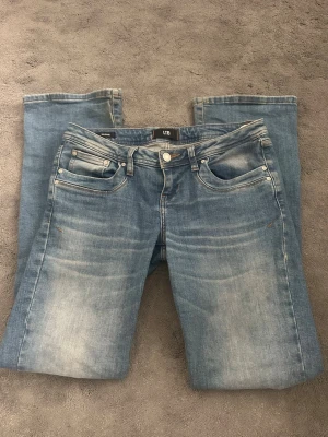 Ljusblåa lågmidjade jeans  - Jätte snygga ljusblåa lågmidjade jeans, bootcut, perfekt till sommaren och våren ❤️W27